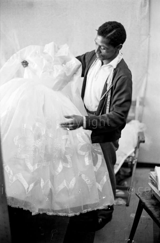 mznswkpd's tweet photo. PRINCE OF AFRICAN FASHION: MARTIN MOLEFE⭐️

“#MartinMolefe was a fashion designer from Dube, a township in Soweto. His
fashion-making activities and  creative oeuvre, though limited, were  quite diverse. https://t.co/EOGQE07SE9
