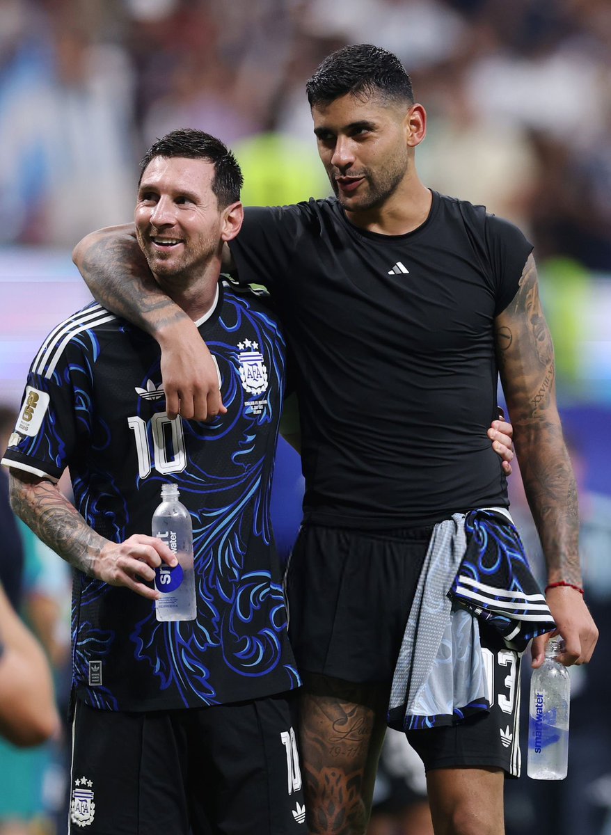ActuFoot_'s tweet photo. 🚨 Cuti Romero 🇦🇷 : « LE BALLON D’OR DEVRAIT ÊTRE DONNÉ À LEO MESSI 🇦🇷. 🌕🐐

Bien sûr, bien sûr que oui, il n’y a personne comme lui, je le répète sans cesse.

Évidemment, lorsqu’il décidera d’arrêter de jouer, ALORS IL FAUDRA VOIR À QUI LE DONNER. »

🎙️ ESPN https://t.co/xHoPxBehB7