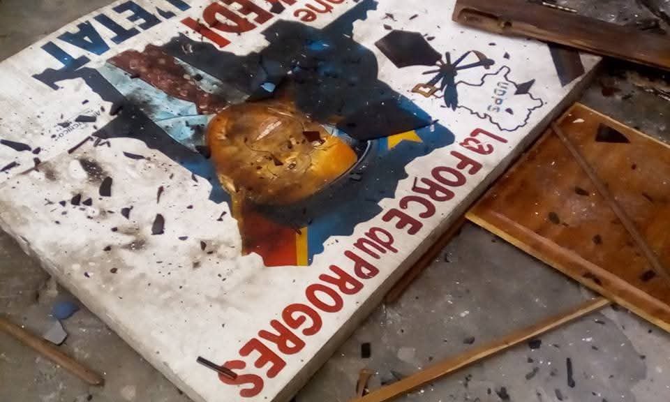 DieuWedi1's tweet photo. #RDC_
Je me souviens encore de l'émotion qui m'avait pris en voyant ces images sur les RS ce jour-là le matin. Et il y a des kabilistes qui aujourd'hui insultent notre mémoire en nous parlons de la démocratie sous Kabila ! Ils paieront un jour.😡😡😡😡😡😡😡 https://t.co/MpDHV8zRPJ