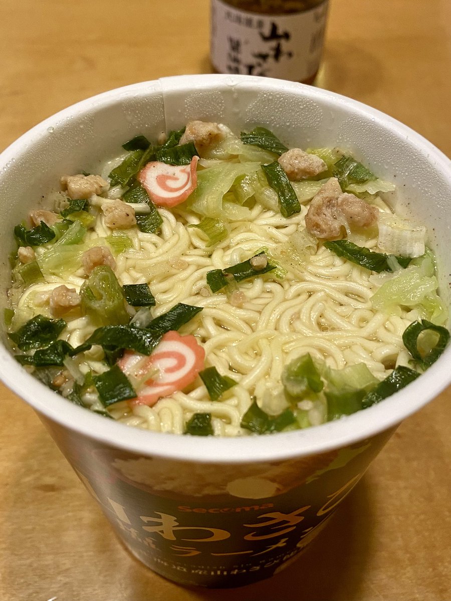 niwandee's tweet photo. 豪雨でヒマだから、セコマの山わさび塩ラーメンを魔改造してみた。立ち昇るワサビの湯気で目があああ〜
(>_<。) https://t.co/MlECHX2frA