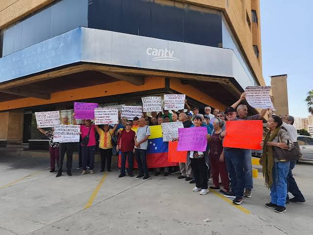 MarcoCeballo's tweet photo. #21Sept Entregamos Décadas de Trabajo a #CANTV y Nos Cercenaron $50 Mientras Congelan las Pensiones. Los #JubiladosCantvEnLucha Exigimos Justicia y que
#RestituyanElBono del Complemento al Ingreso Minimo Vital de $200 @Defensoria_Vzla @TAMARA_SUJU @IdaniaChirinos @Norbey_Marin_ https://t.co/0akXdFmXKX