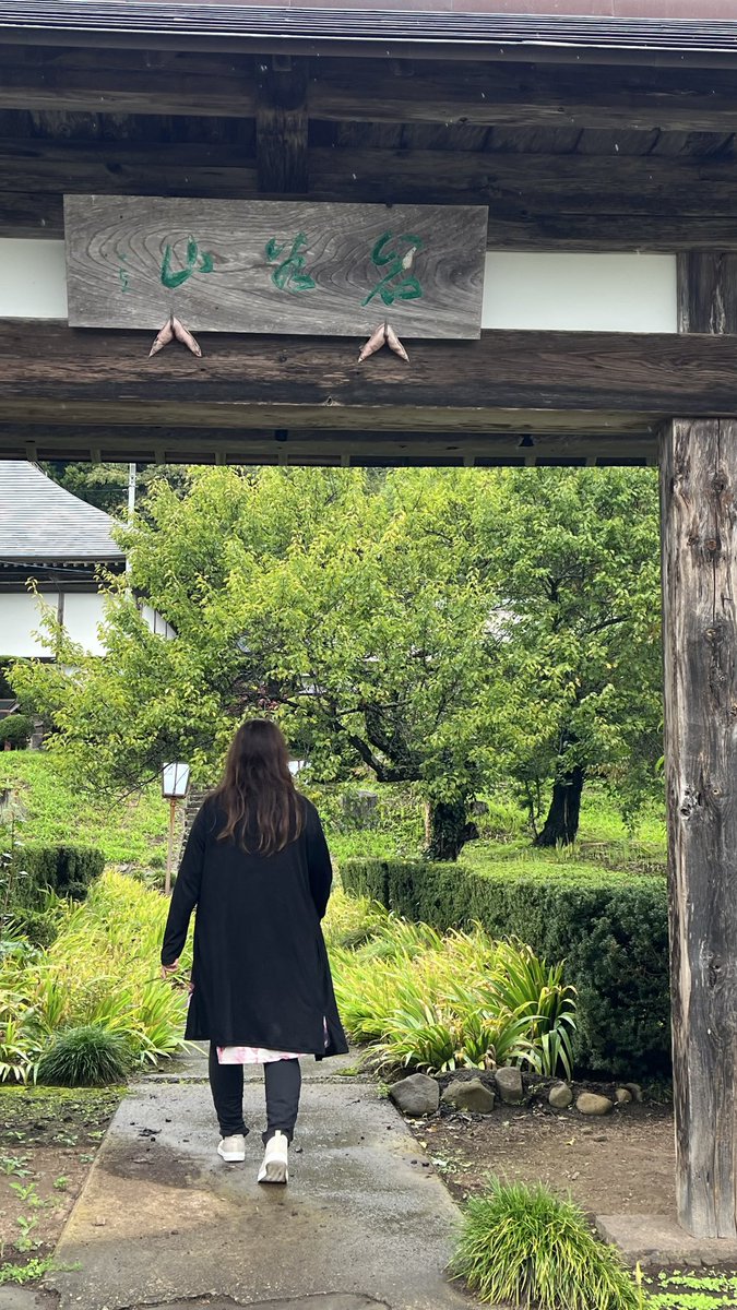 jinsei_mada's tweet photo. 彼岸花を見に行った。

毎年たくさん咲くお寺だから、
今年も楽しみにしていた。

……が。

ほぼ蕾🤣

「まだだったね😂」
と友達と笑って帰ってきた。

でも、これはこれでいい。

また咲いた頃に来ればいいんだから。 https://t.co/SzzMCz4bAJ
