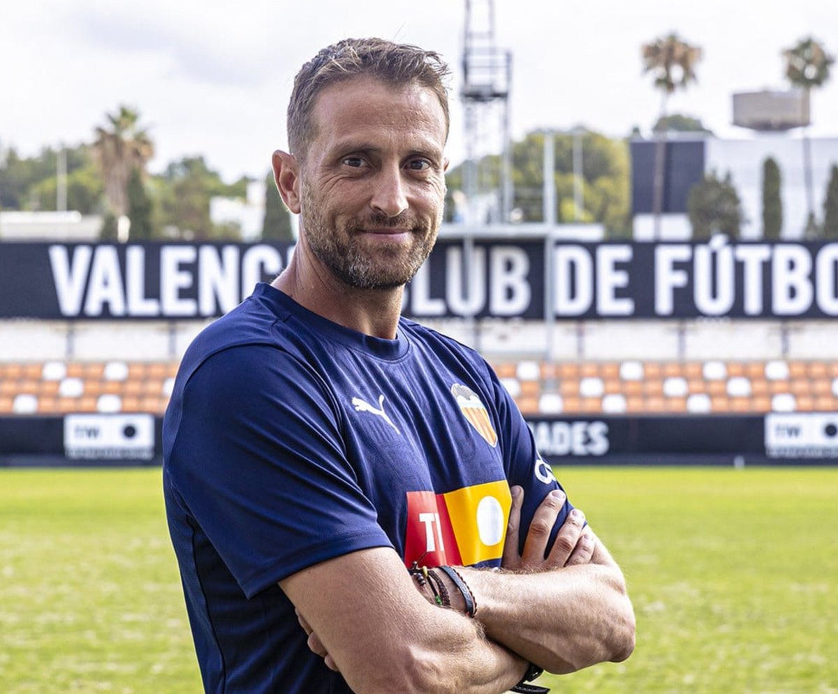 FansValenciacf's tweet photo. HONOR a Óscar Sánchez que, aunque le han dado la oportunidad de entrenar en Primera División, ha sido valiente y ha decidido ir a morir con sus chavales y le ha salido bien.

Partidazo de Mayol y Otorbi y muy buenos minutos de Aimar que ha provocado un gol y casi marca otro. https://t.co/topCAEpftw