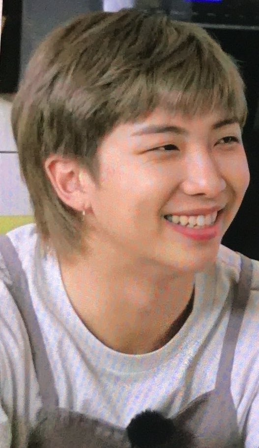 BTSPAVEDTHdgso's tweet photo. @CaratlandsStay Btw thats how he look like without make up https://t.co/b4ot1LsZMm