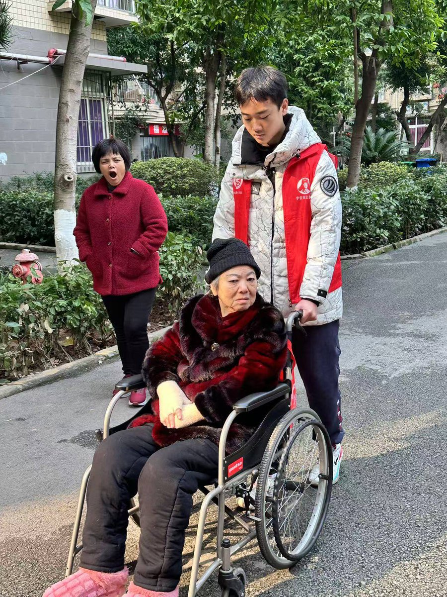 Darsimbewok's tweet photo. [Spent this morning distributing care kits to the elderly in our community—warm smiles make every early start so worth it!  #VolunteerForGood]， https://t.co/IoaGhe64Zl