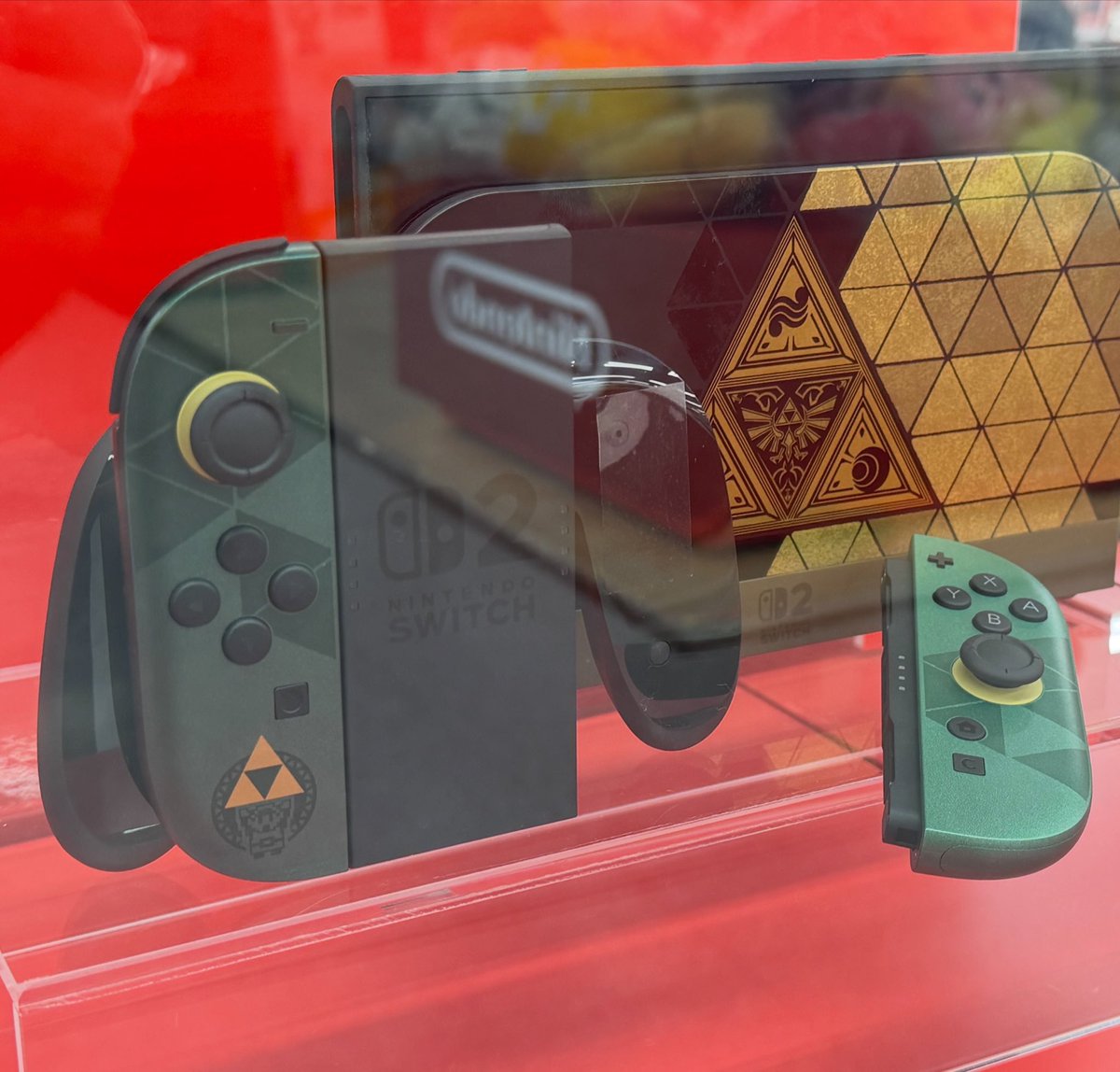 JVindahouse's tweet photo. Al fin tenemos un vistazo más cerca de cómo se ve la Switch 2 edición Zelda en persona y…

DIOS MÍO ES MÁS BONITA DE LO QUE ME INAGINABA AAAAAA

El joycon derecho es de un tono verde más vivo que el izquierdo el cual se ve casi negro y el detalle del Dock pffff https://t.co/lr340eCL1C