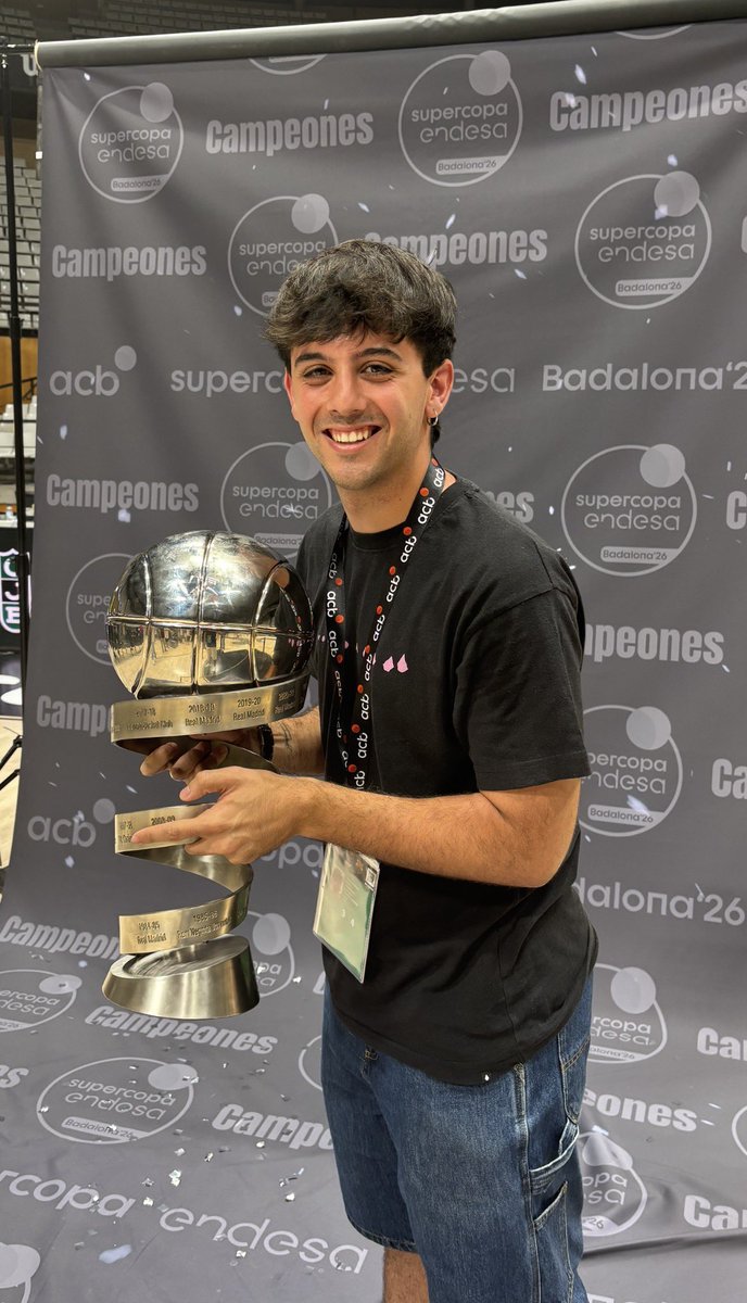 EnekoErraiz's tweet photo. Tota la vida esperant aquest moment. La Penya és una cosa inexplicable. Quanta feina, quants viatges, quantes llàgrimes i quants amics en el camí. I per fi, besem la copa. BOJOS PER VEURE’T CAMPIÓ. https://t.co/efmEXC3mbE