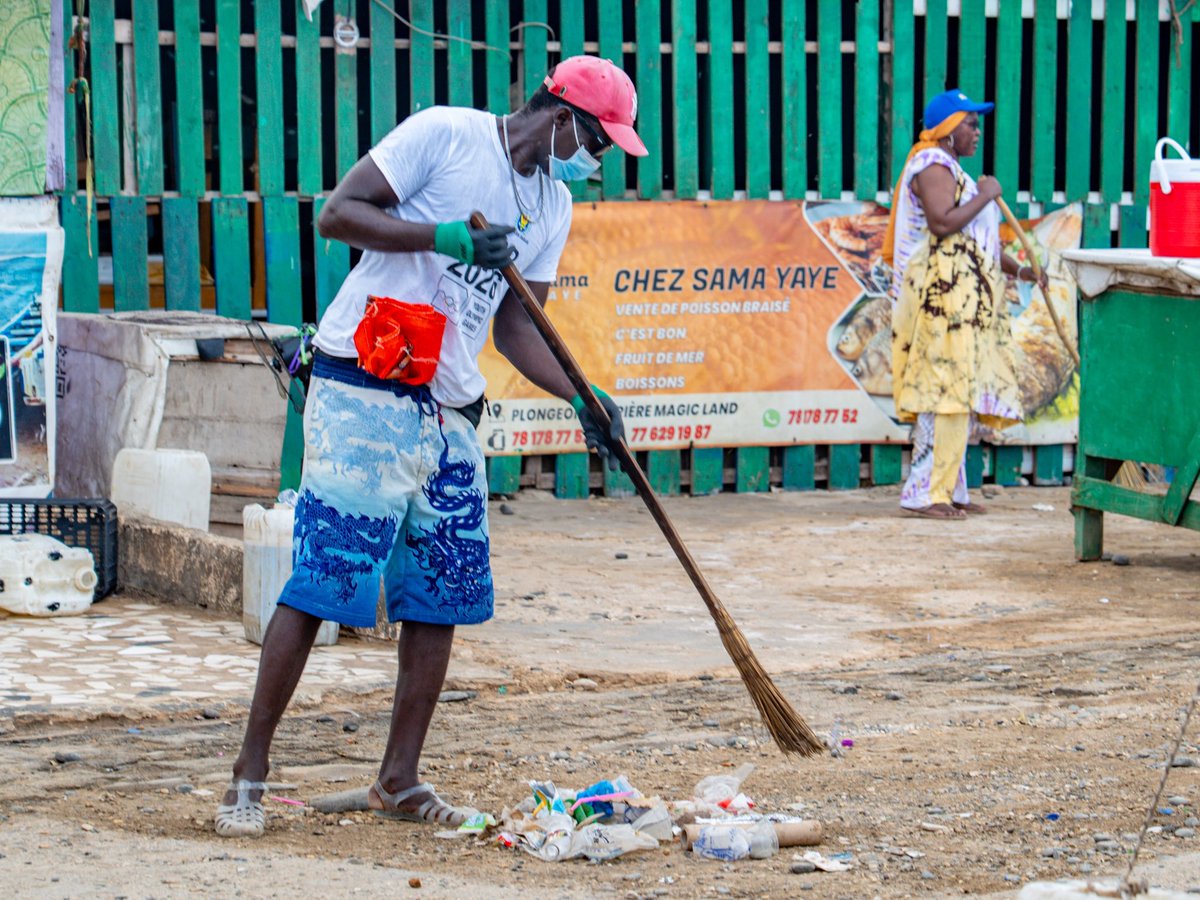 jojdakar2026's tweet photo. World Clean Up Day 2026 : la Medina et Cassation au propre 🚮
Les équipes étaient mobilisées à la Médina, mais aussi sur la plage de Cassation et le long de la Corniche, pour une grande opération de nettoyage à l’occasion du #WorldCleanUp Day.
Une mobilisation qui s’inscrit dans la continuité des nombreuses journées Set Settal organisées depuis plusieurs mois à travers le pays.
De Dakar aux autres régions du Sénégal, de nombreuses initiatives ont réuni citoyens, associations et communautés autour d’un même objectif : préserver notre environnement et préparer nos territoires à accueillir les JOJ 🇸🇳♻️🌍
WAAJAL JOJ 🧹
#Dakar2026