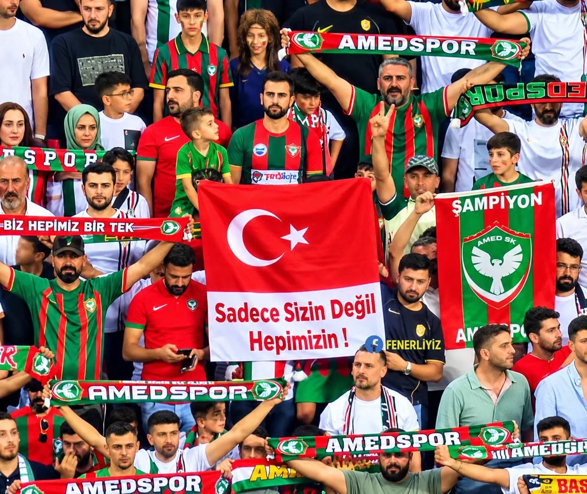 cemilebayraktr's tweet photo. En çok bunların sinir krizi geçirmesine seviniyorum, Diyarbakır’da maç sonrası kan aksa sevinirdi vampirler, Amedspor trübünlerinde Türkiye bayrağı açılınca hastanelik oldular, beter olun çünkü 
“Sadece sizin değil, hepimizin” https://t.co/qTbLXcdSQY