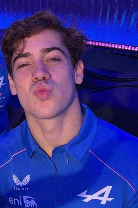 mayonessam's tweet photo. hola! soy may (16) soy de Argentina 🇦🇷, patriota Y FAN DE FRANCO, MATO Y VIVO POR FRANCO, soy nueva en la f1 pero lo veía con mi padrastro desde f3. 

yo lo amo mucho y mis amigas lo pueden confirmar, amo a sabrina carpenter también jejdj #integracioncolapintada y @priastriilvs https://t.co/Y1NMCjo8s2