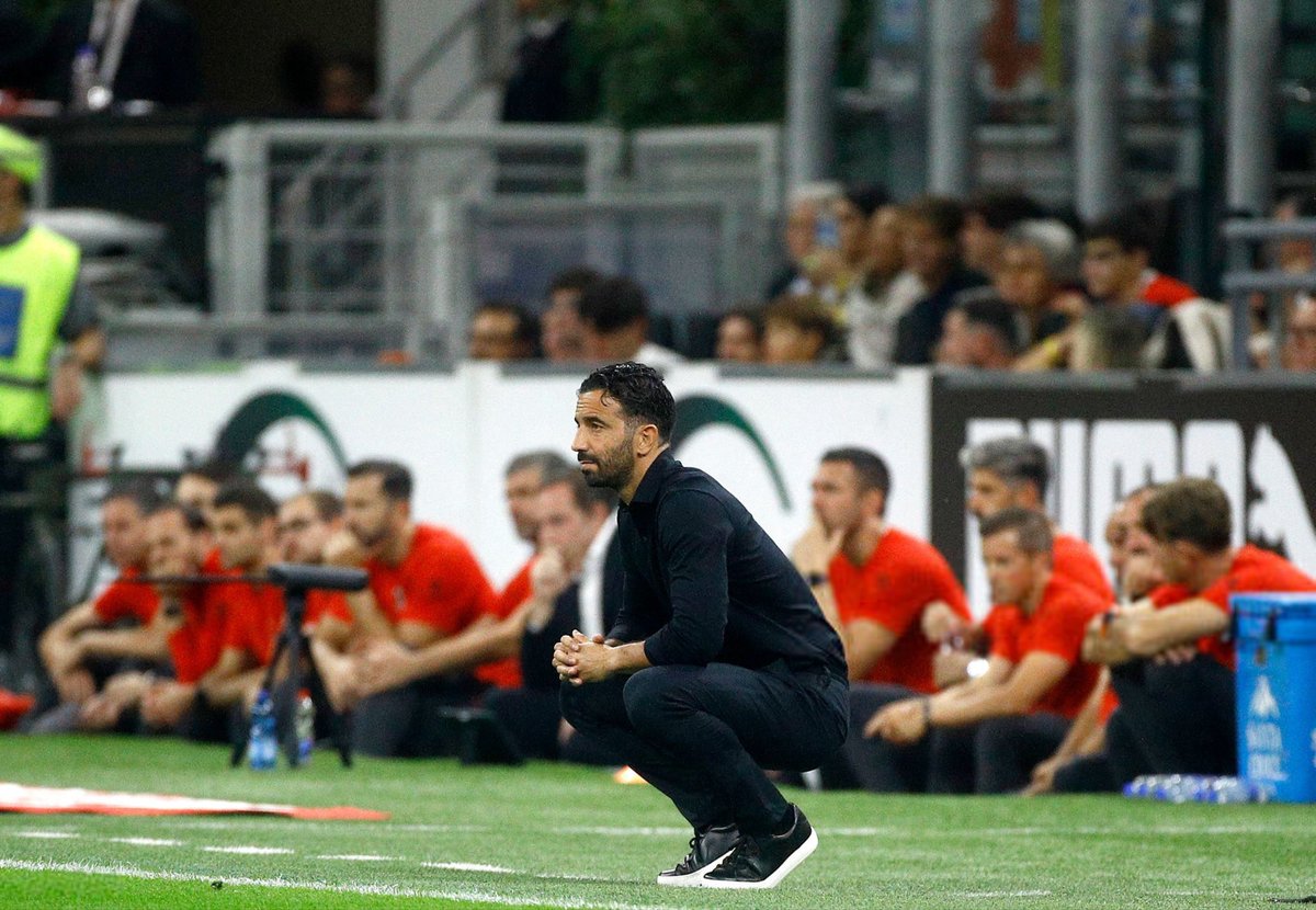 AC_MilanFR's tweet photo. 🔴 Amorim : « Ce que j’ai perçu lors des derniers matchs, et que j’avais déjà ressenti à Man. United, raison pour laquelle je ne peux pas commettre à nouveau la même erreur, c’est que parfois nous n’avons pas les caractéristiques idéales pour jouer d’une certaine manière. Si nous ne les avons pas, nous devons nous adapter. »
