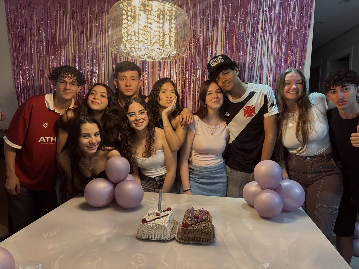 ipisilonclara's tweet photo. meus amigos são meus fofinhos favoritos eu amo vocêsssss 💘💘💘💘 https://t.co/6JpqNqtZc7