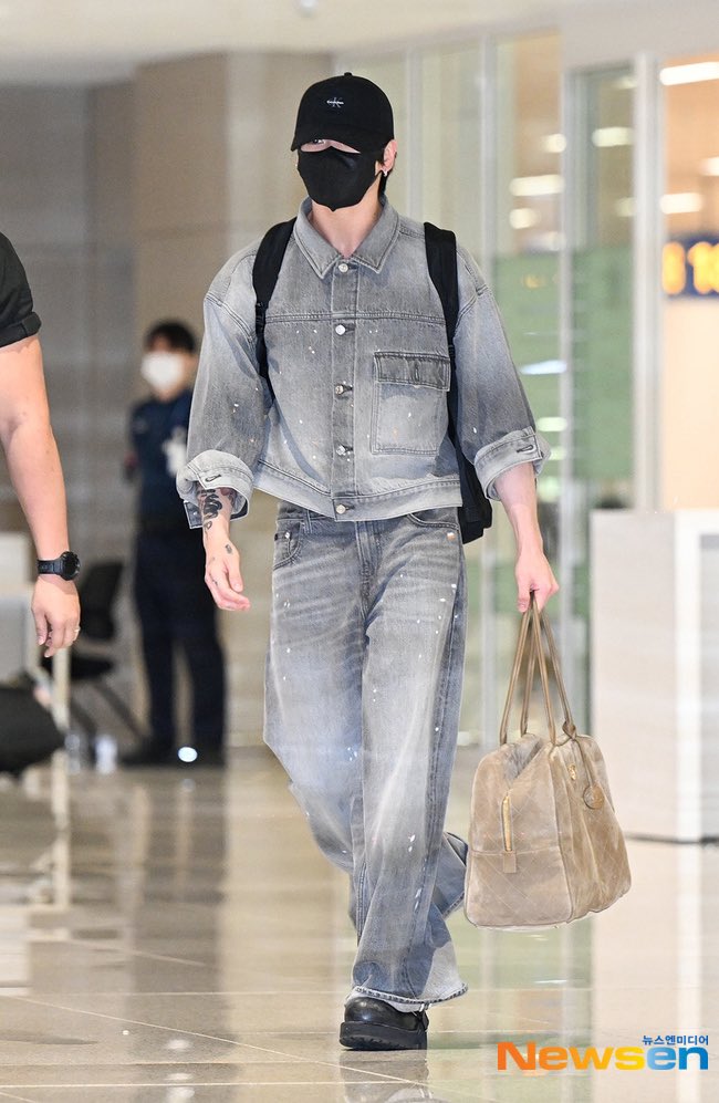 JJK_Times's tweet photo. Jungkook has returned to Korea from Las Vegas following the iHeartRadio Music Festival performance and his individual schedule.

Welcome back, Jungkook! 🤍 https://t.co/4UDFNCiQEl