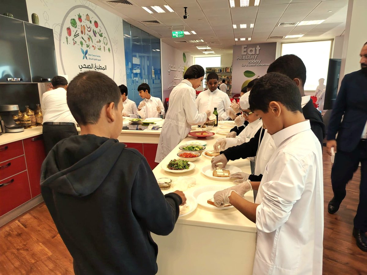 qatarpb1's tweet photo. في إطار تعزيز السلوك الإيجابي، نظّمت المدرسة زيارة تثقيفية لعدد من الطلاب المتميزين سلوكيًا إلى الجمعية القطرية للسرطان ضمن برنامج «نجاحك في صحتك»، بهدف تكريمهم وتحفيزهم، والتوعية بأهمية الصحة واتباع أنماط الحياة الصحية. 🌱 https://t.co/mnYUnxB4Z8