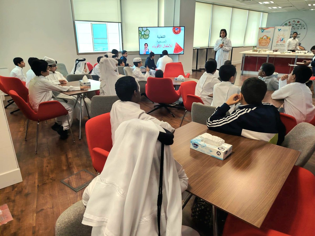qatarpb1's tweet photo. في إطار تعزيز السلوك الإيجابي، نظّمت المدرسة زيارة تثقيفية لعدد من الطلاب المتميزين سلوكيًا إلى الجمعية القطرية للسرطان ضمن برنامج «نجاحك في صحتك»، بهدف تكريمهم وتحفيزهم، والتوعية بأهمية الصحة واتباع أنماط الحياة الصحية. 🌱 https://t.co/mnYUnxB4Z8
