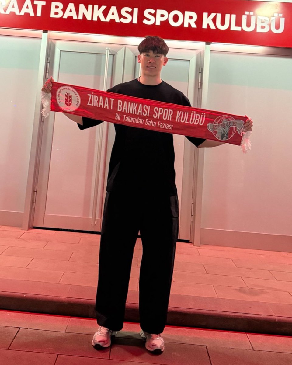 yuranamore's tweet photo. He looks soooo tiny 😭😭😭

So excited to see him in this club 🥹❤️🤍 https://t.co/kHFEQRpOHe