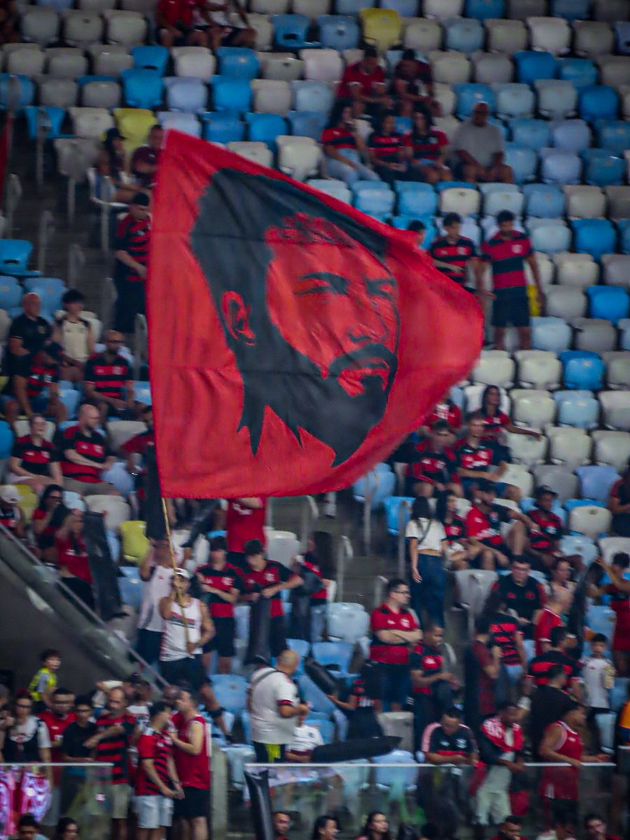PapaRubroNegro's tweet photo. MERECIDO! A @ubzoficial levou para as arquibancadas um estandarte em homenagem ao zagueiro Léo Pereira. 

📸 @brunodoubs | Paparazzo RN https://t.co/OuJNsrQ47O