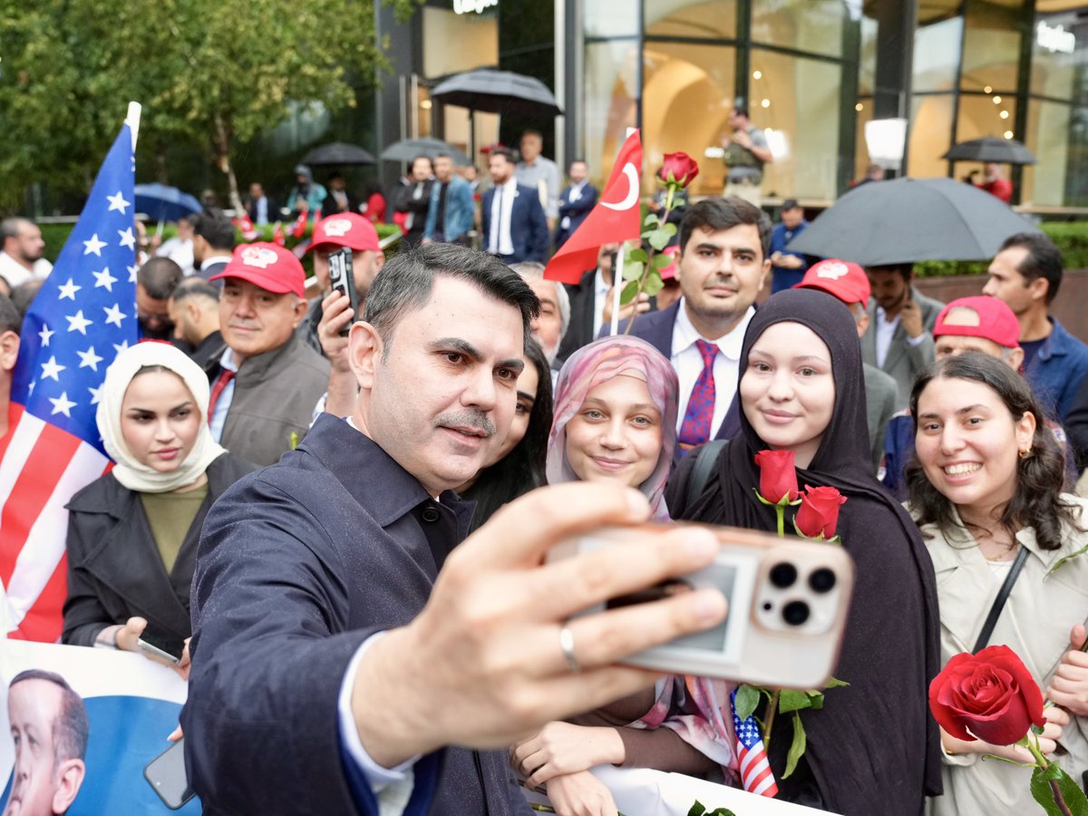 murat_kurum's tweet photo. 📍New York’tayız.

Türkevi’nde Sayın Cumhurbaşkanımızı beklerken vatandaşlarımızla bir araya geldik, hasret giderdik, aynı bayrak etrafında buluştuk. 🇹🇷 https://t.co/Z4BAQvQzdY