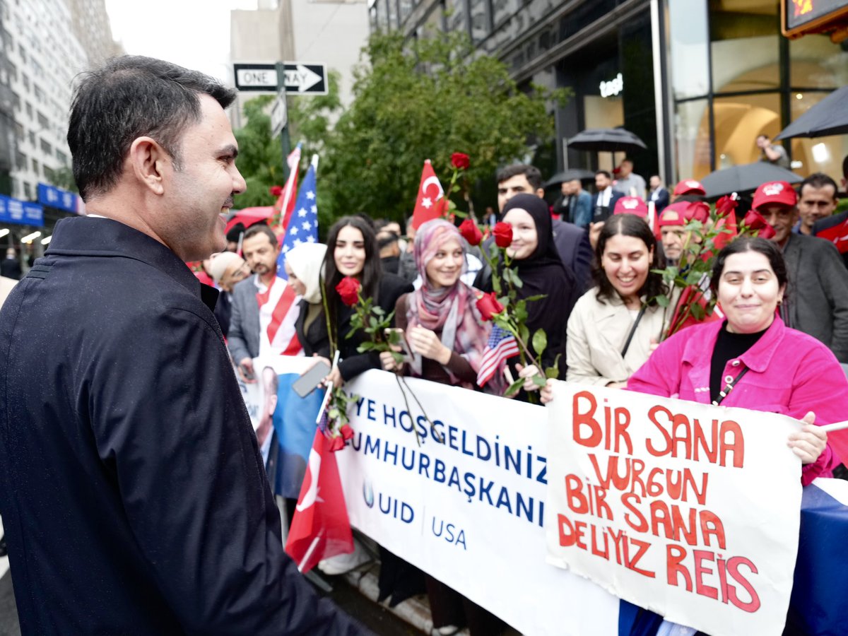 murat_kurum's tweet photo. 📍New York’tayız.

Türkevi’nde Sayın Cumhurbaşkanımızı beklerken vatandaşlarımızla bir araya geldik, hasret giderdik, aynı bayrak etrafında buluştuk. 🇹🇷 https://t.co/Z4BAQvQzdY