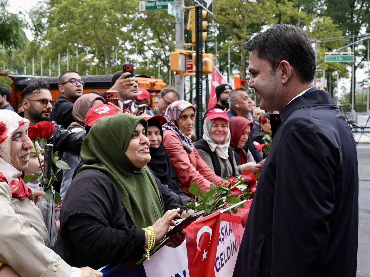murat_kurum's tweet photo. 📍New York’tayız.

Türkevi’nde Sayın Cumhurbaşkanımızı beklerken vatandaşlarımızla bir araya geldik, hasret giderdik, aynı bayrak etrafında buluştuk. 🇹🇷 https://t.co/Z4BAQvQzdY