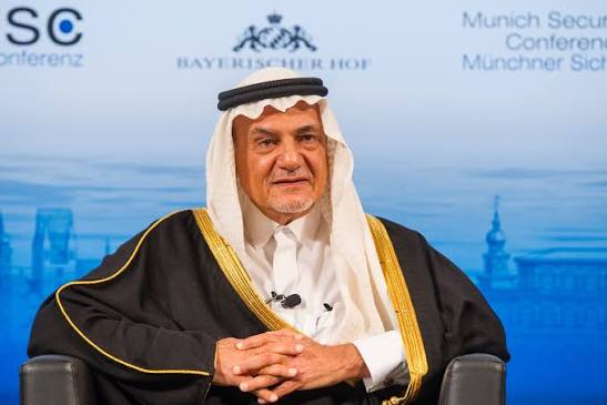 abdullahassahem's tweet photo. الأمير تركي الفيصل يضع جنرالا إيرانيا في زاوية ضيقة... وفي قلب بكين ويضع الكرة في مرمى الصين .. افعلوا شيئا لانقاذ انفسكم !

انظر...

في منتدى شيانغشان ببكين، خرج الأمير تركي الفيصل بكلمة أعتقد أنها من أوضح المداخلات السعودية في تشخيص ما يحدث في الشرق الأوسط الآن...

لكن الأهم لم يكن الكلمة وحدها...بل المواجهة التي جرت بعدها مباشرة مع الجنرال الإيراني محمد تقي أوسانلو.

تركي الفيصل ذكّر الإيرانيين أولا باتفاق بكين بين السعودية وإيران...

بمعنى واضح:
لقد اتفقنا معكم على احترام سيادة الدول وعدم التدخل في شؤونها... والصين نفسها كانت شاهدة على هذا الاتفاق.

ثم انتقل إلى النقطة الأكثر إحراجا...قال إن السعودية حاولت أصلا منع الحرب الأمريكية الإسرائيلية على إيران...وحاولت دفع واشنطن إلى العودة للمفاوضات بدل الحرب...

لكن عندما تعرضت إيران للهجوم...ردت بضرب السعودية ودول أخرى في المنطقة.

وهنا وضع الفيصل المعادلة كما هي...هناك مشروع إيراني للنفوذ... وهناك مشروع إسرائيلي للهيمنة... والدول العربية عالقة بين الاثنين...واعتقد ان هذه المعادلة هي الدافع لتأسيس تحالف مكّة...

لكن هنا بدأت المواجهة الحقيقية...الجنرال الإيراني رد بأن أصل المشكلة هو الولايات المتحدة...وأن الحل يبدأ بخروج الأمريكيين من الشرق الأوسط.

وهنا جاء رد تركي الفيصل الذي أراه ذكيا جدا...حتى لو خرجت أمريكا غدا...

هل تنتهي مشاكل المنطقة؟ لا.....لأن المشكلة ليست أمريكا فقط...

هناك مشروع إيراني بدأ منذ الثورة ويحاول التمدد خارج حدود إيران...وفي المقابل هناك مشروع إسرائيلي يسعى إلى فرض هيمنة إقليمية بالقوة.

بمعنى آخر...إخراج أمريكا لا يحل المشكلة إذا بقي الصراع بين مشروعين يريد كل منهما فرض نفوذه على المنطقة.

ثم حاول الجانب الإيراني تبرير الضربات على الدول العربية بالقول إن الهدف لم يكن هذه الدول...بل القواعد الأمريكية الموجودة داخل أراضيها.

وهنا حشرهم الفيصل في الزاوية فعلا...
بأي حق؟!وجود قاعدة أمريكية داخل دولة عربية لا يعطي إيران الحق في إرسال صواريخها ومسيراتها إلى أراضي دولة ذات سيادة.

أنت بذلك لم تضرب أمريكا فقط...بل انتهكت سيادة الدولة التي أطلقت صواريخك داخل أراضيها.

ثم وصل النقاش إلى اليمن...وهنا أصبحت الصورة أكثر وضوحا.

تركي الفيصل اتهم الحوثيين بالعمل لمصلحة إيران...وقال إن تعطيل الملاحة في باب المندب لا يؤذي السعودية وحدها...

بل يضرب التجارة العالمية...ويضر حتى المصالح الصينية نفسها.

وهنا يا صديقي تكمن دقّة اختيار المكان للتصريح...الرجل لا يقول هذا الكلام في الرياض...بل في بكين.

أي أمام الدولة التي توسطت أصلا في المصالحة السعودية الإيرانية...
وأمام دولة تعتمد بصورة هائلة على استقرار طرق الطاقة والتجارة بين الخليج والبحر الأحمر.

وكأن الرسالة السعودية للصينيين تقول:
أنتم ساعدتم في بناء الاتفاق مع إيران...وأنتم لديكم مصالح ضخمة في استقرار المنطقة...إذن ما تفعله إيران وحلفاؤها اليوم لا يهددنا نحن فقط... بل يهدد مصالحكم أنتم أيضا.

وهنا تتحول المواجهة من سجال سعودي إيراني...إلى محاولة سعودية لوضع السلوك الإيراني نفسه أمام الصين.....

وهذا يؤكد ما طرحته سابقا ً ان خروج امريكا لن يزيد ايران الا مزيدا من التدمير وكأن لدى ايران ضوء اخضر امريكي ومصلحة اسرائيلية في اضعاف وتعطيل الاقتصاد والتجارة العربية .. انظر اليوم تصريحات ايران ... فقد قالت بوضوح ان اي ضربة امريكية ستقود لهجوم اوسع على دول الخليج!

ايران .. هي الوجه الاخر لاسرائيل في المنطقة لكن الاخطر ان هناك لوبي يدافع باستمرار عن ايران بينما الاحتلال الاسرائيلي ليس له مدافع لذلك سردية الاحتلال الاسرائيلي باهتة وضعيفة عربيا ً بعكس سردية ايران وروايتهم!