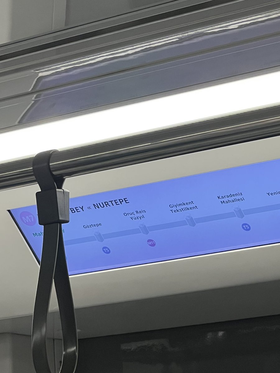 JADEC1LLENR's tweet photo. istanbul metrosunu iyi bilmeyenleri ya da turistleri yanlis yonlendiren bu bilgi ekranlarini ne zaman duzeltmeyi dusunuyorsunuz @metroistanbul ? ayrica m3 metrosunda ekranlar sonsuza kadar kapali mi kalacak geldigimiz duragi bile goremiyoruz https://t.co/StO2eTk1vO