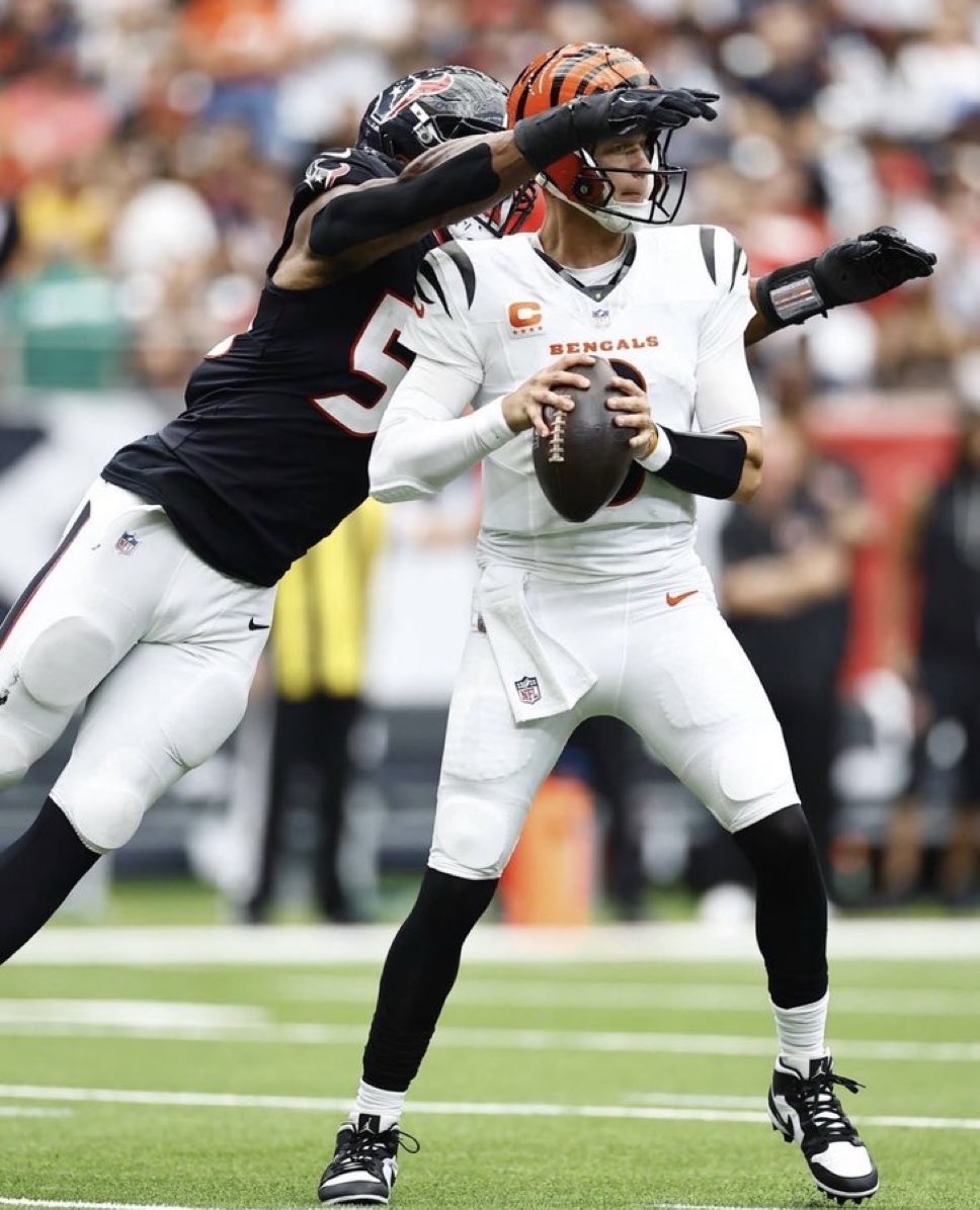 CincyHub's tweet photo. Joe completed a pass to Tee Higgins for 16 yards and a first down here. https://t.co/QbU5gnSdPs