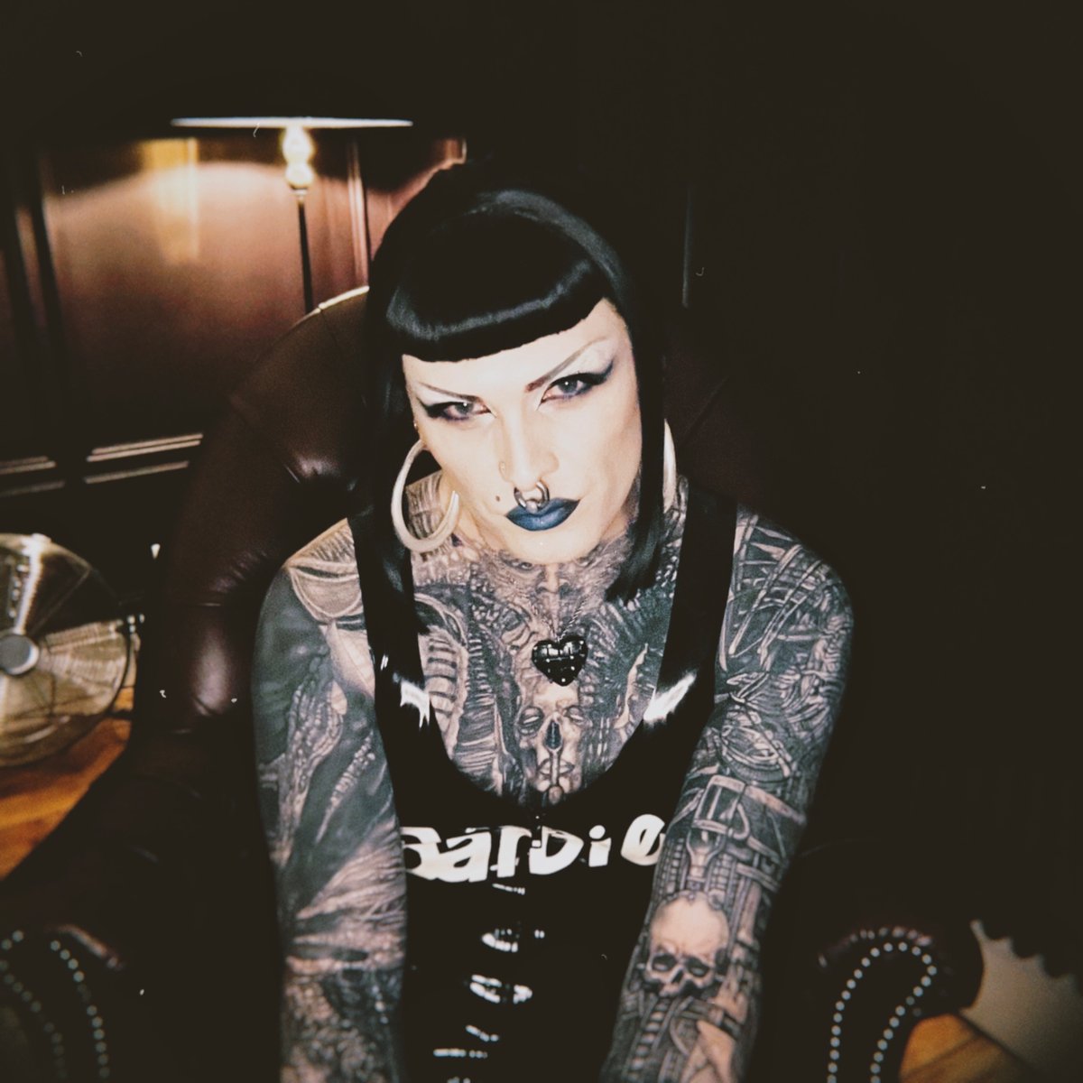 The_RubberBitch's tweet photo. Let me devour you… 😈🖤

#Latex #Tattoos #Goth #Crossdresser #Fetish #Feminisation https://t.co/7oqYBu0MZT