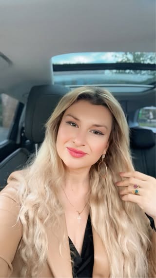 CarolineRohxp's tweet photo. my autism couch took me to the cultural centre last thursday so i could make sure i knew where to go but when i got there this morning i saw a bunch of people and sewing machines near the wardrobe area (they're renovating so they're using that space for workshops sometimes, https://t.co/VrjYw12O5V