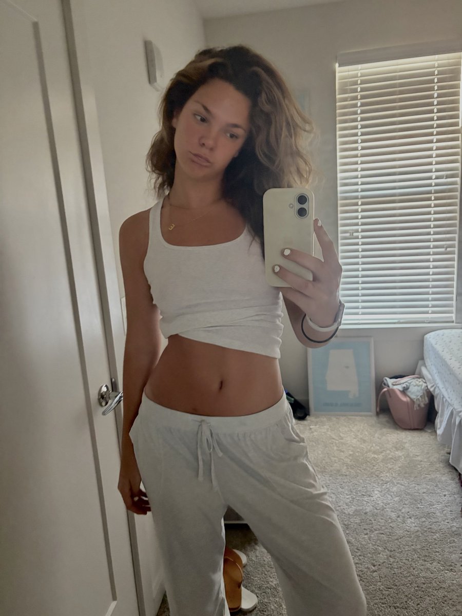 LexiMaebae33's tweet photo. Sleepyy come wake me up https://t.co/s0h1f0V5yS