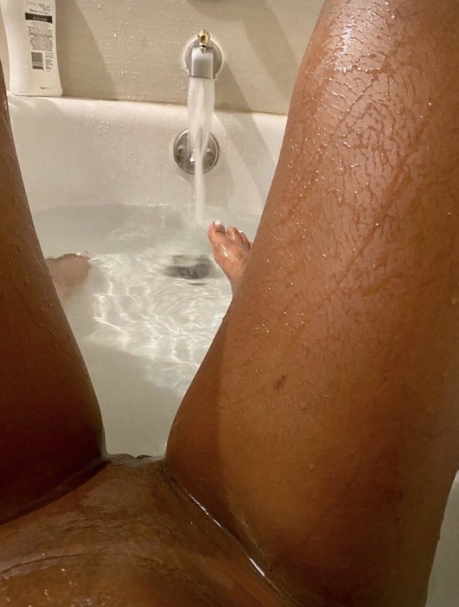 fohgianna's tweet photo. boredddd who #buyingcontent im down to sell rn #pyttt #wataa #feet https://t.co/GKbgs92uCK