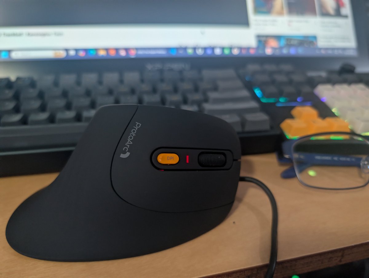 VectorRoll's tweet photo. I ordered this #ProtoArc EM11 NL wireless ergonomic mouse off Amazon late last night, well early this morning actually😜
After it charges I'm going to see if I like the vertical style of it.
So far it feels comfortable &amp; is light.
I'm not a fan of the elastomatic coatings though. https://t.co/iW45mVPlTE