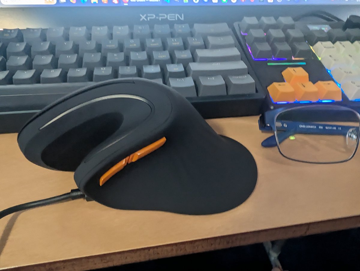 VectorRoll's tweet photo. I ordered this #ProtoArc EM11 NL wireless ergonomic mouse off Amazon late last night, well early this morning actually😜
After it charges I'm going to see if I like the vertical style of it.
So far it feels comfortable &amp; is light.
I'm not a fan of the elastomatic coatings though. https://t.co/iW45mVPlTE
