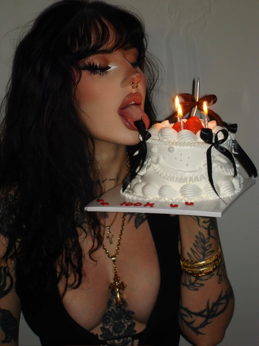 cloetxs's tweet photo. make a wish… but make it about me 🎂🖤 https://t.co/JI4ohkzOCu