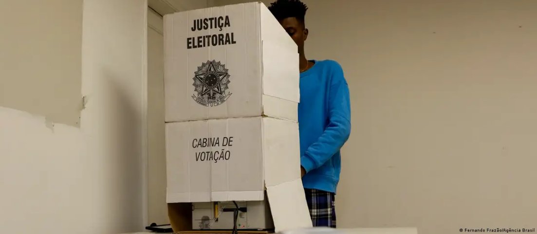 nesimachado's tweet photo. O peso do voto dos brasileiros no exterior  

O crescimento recorde dos brasileiros aptos a votar no exterior pode fazer a diferença em outubro. Segundo o TSE, 918.876 imigrantes se registraram p/participar do pleito — aumento de 31,8% em relação a 2022.

https://t.co/9tiS4WrriJ https://t.co/hmgqWs7WhB