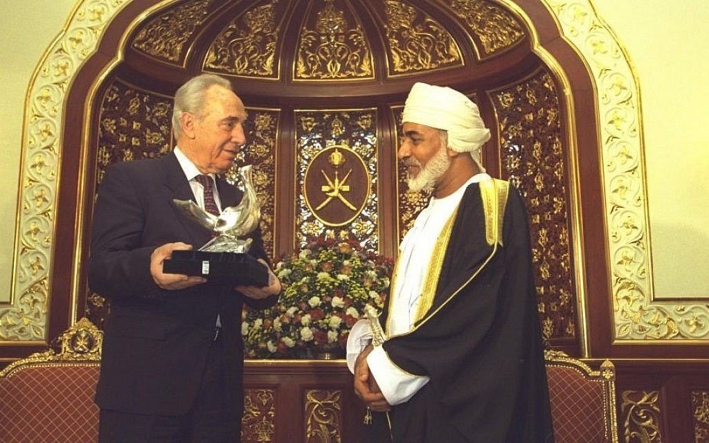 Itsabdulla7x's tweet photo. عُمان كانت أول دولة خليجية توقع اتفاق وصول عسكري مع الولايات المتحدة عام 1980، وسمحت باستخدام منشآتها في العمليات الأمريكية ضد الدول الإسلامية (أفغانستان والعراق) وكانت قاعدة لتشغيل قاذفات B-1.

كما كانت أول دولة خليجية تستقبل رئيس وزراء صهيوني، حين استضافت إسحاق رابين عام 1994. https://t.co/Jtxo9uhVng