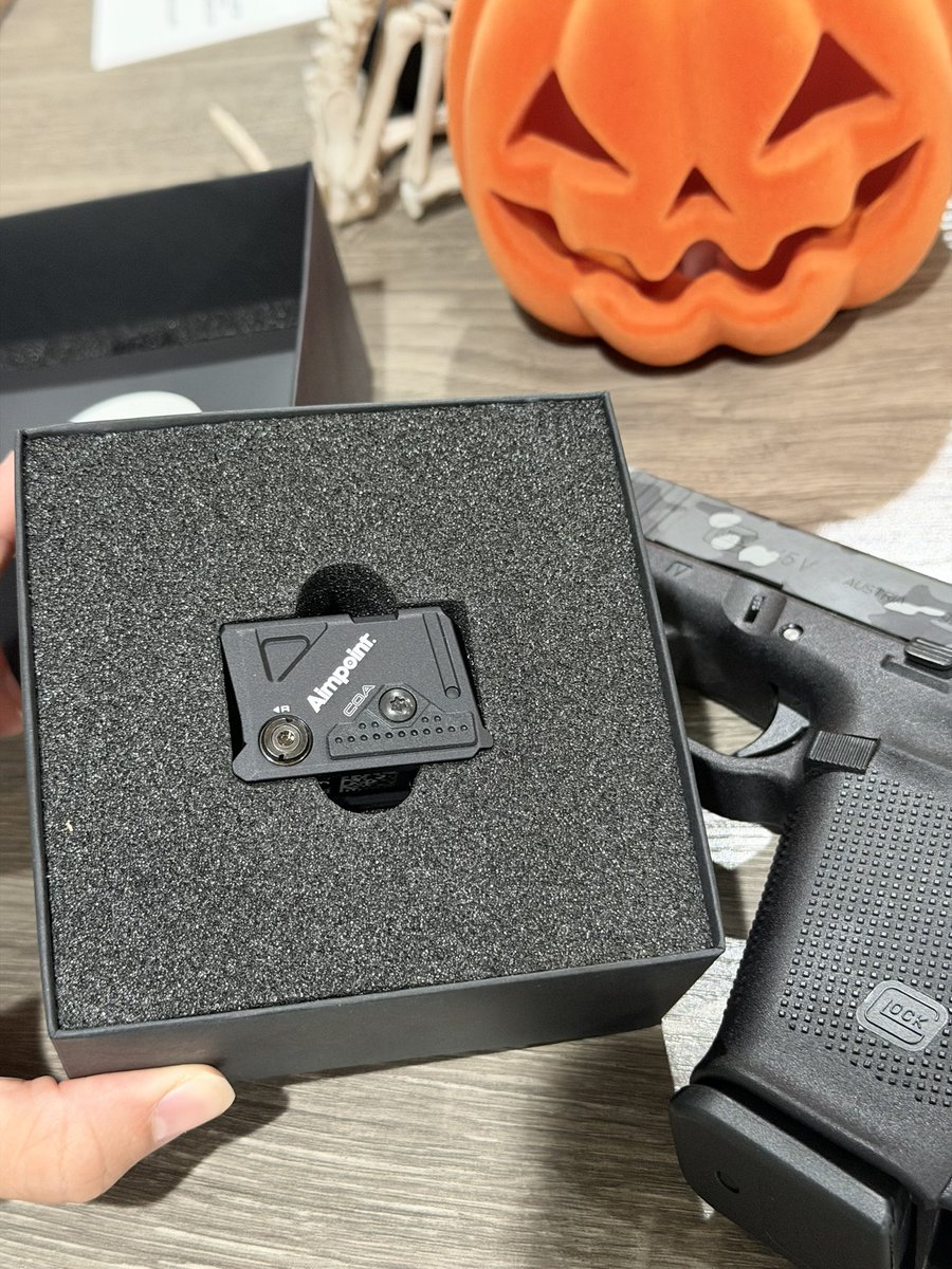 LillianneMoo's tweet photo. IM SOOOOOOOO READY!!!!!!!!!!!!
LETS GOOOOOOOOOOOOO
#glock #aimpoint #coa #battlewerx #safariland https://t.co/0A3e2P54tJ