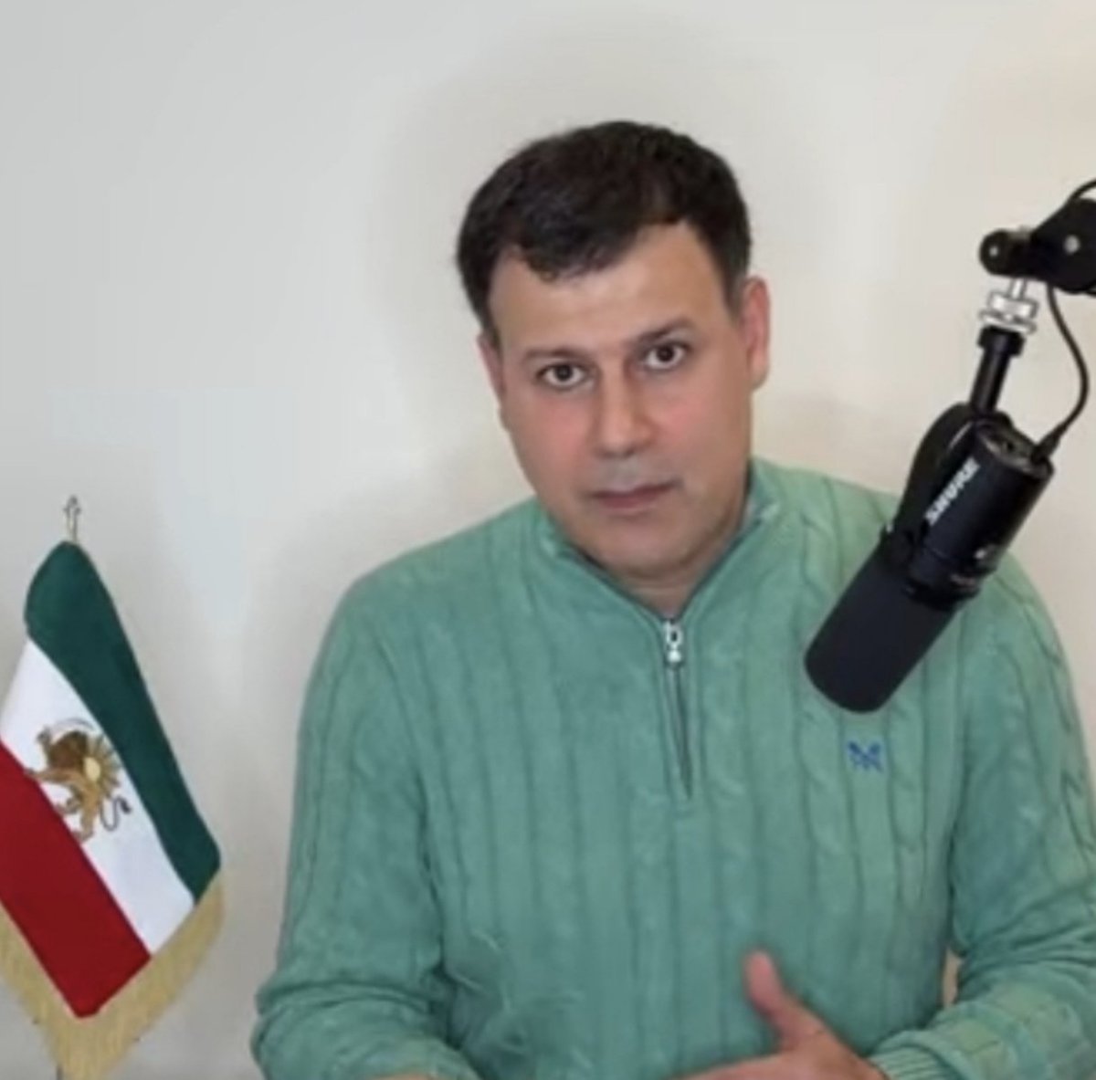 bikhodajesii's tweet photo. علی حسین قاضی‌زاده؛ کسانی که به رهبر انقلاب شیر و خورشید، شاهزاده رضا پهلوی، حمله می‌کنند و در پی بی‌اعتبار کردن او هستند، همان‌جایی ایستاده‌اند که اطلاعات سپاه ایستاده؛ در کنار همان کسانی که گلوله بر مغز مردم خالی کردند. https://t.co/hP0HQPNYAB