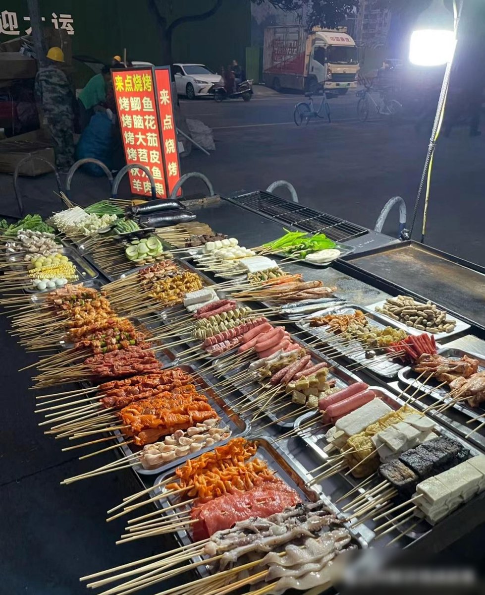 khs_bkt0920's tweet photo. Craving late-night street snacks Freshly fried crispy skewers slathered with spicy sauce hit different on city streets ， https://t.co/UJvE2OfuVl