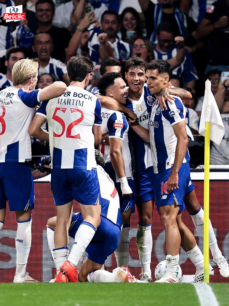 ligaportugal's tweet photo. Com vista privilegiada para o topo 🔝

FC Porto vence o clássico 🐉 e aumenta a vantagem na liderança da Liga Portugal Betclic. https://t.co/FPNTywJvgR