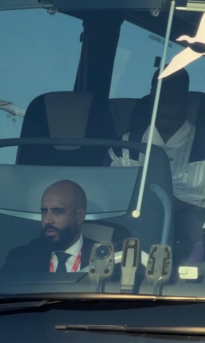 MadridUniversal's tweet photo. 🚨 NEW: Denzel Dumfries is the only Real Madrid player who left the Metropolitano in the team bus. 

— @diarioas https://t.co/Mi0HG5mpP2