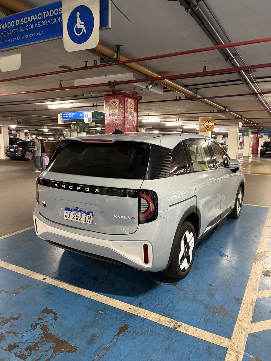 Eltifosi_'s tweet photo. Hoy fui al Unicenter y vi una cantidad de autos que NO CONOZCO, fallé como gordo autos https://t.co/Z6Q8hlVuPH