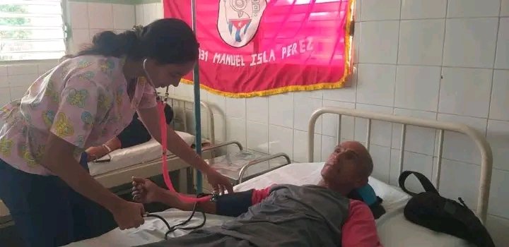 EremisCampos's tweet photo. Desde la Zona #131 "Manuel Isla" en Punta Brava, en el capitalino municipio La Lisa, los cederistas, #DesdeElBarrioJuntoAFidel,  donan sangre en saludo a los #66AñosCDR 
 #CDRCuba https://t.co/hBXyaCS81A