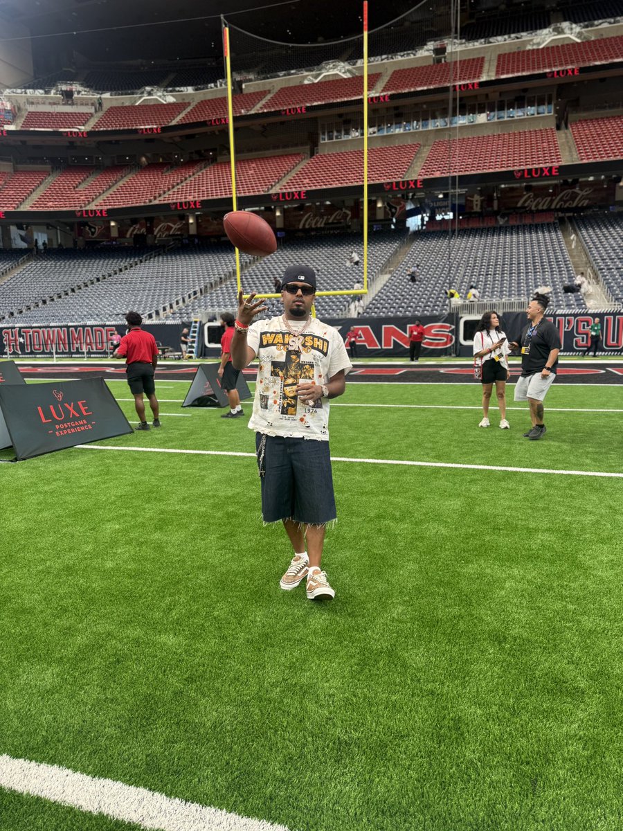 DJSPINKING's tweet photo. Everybody around me having motion like a tight end 🏈 🏟️ Houston, Texas 📌 https://t.co/JxOVXADAEf
