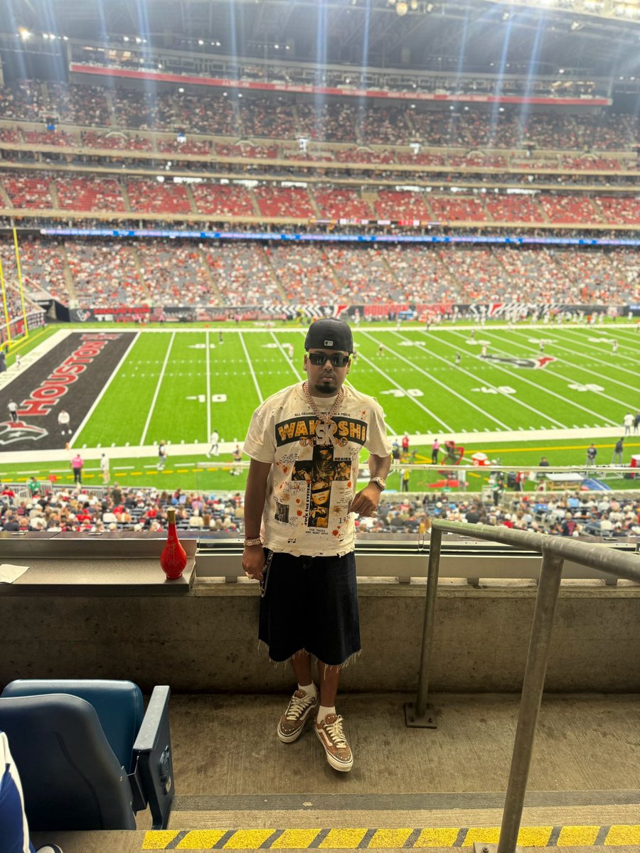 DJSPINKING's tweet photo. Everybody around me having motion like a tight end 🏈 🏟️ Houston, Texas 📌 https://t.co/JxOVXADAEf