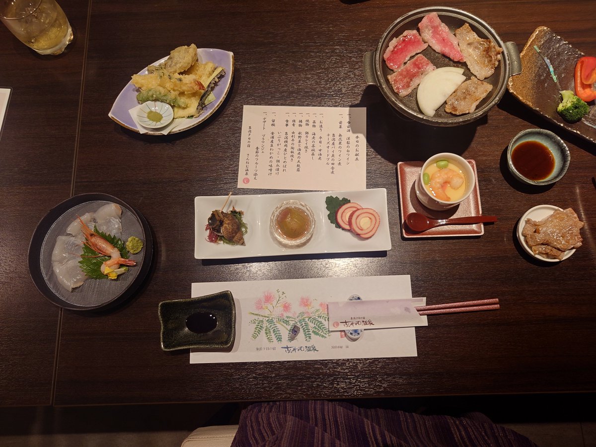 ebigari6128's tweet photo. 秋田旅行二日目夕食〜！
はい。気持ちよく寝てました。
未だにレイドすら終わってないよぉ…
それにしても天麩羅美味かったなぁ… https://t.co/W9adDqig8U