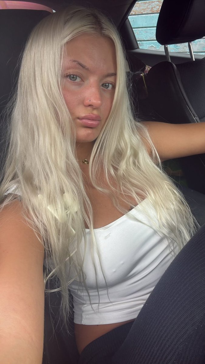 Roksibbyy's tweet photo. Honestly I'm bored I dont even know what to post on this app 😭😭😭 sorry guys college tommorw too ffs. College is so pointless https://t.co/zeDbkkjxtb