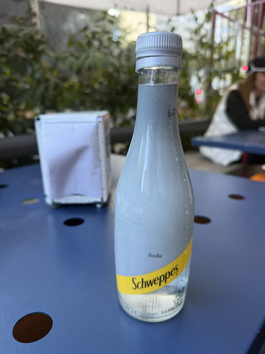 jsanin's tweet photo. Yo, honestamente, no entiendo esto. La Bretaña es, sin exagerar, uno de los mejores productos de este país, pero, inexplicablemente, estamos ahora llenos de esta soda flojísima en todos los restaurantes. Falta de gusto y de dignidad. https://t.co/ODfAUUSK2S