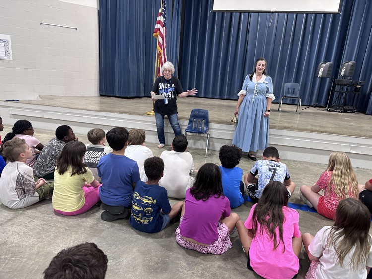 StarCitySchools's tweet photo. Thank you to Mrs. Debbie Riley and Mrs. Amber Haley from the Col. David Love DAR Chapter for presenting information about Constitution Day to 4th grade.  #bethebest https://t.co/vF7lEtoLiS
