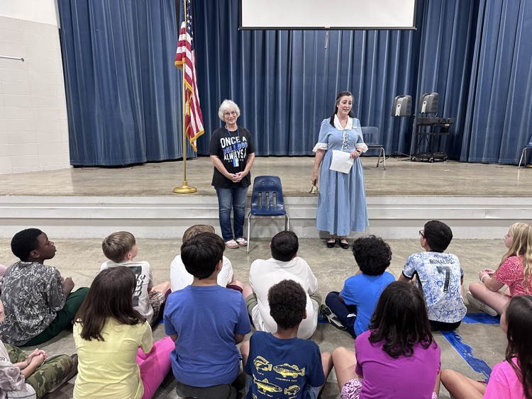 StarCitySchools's tweet photo. Thank you to Mrs. Debbie Riley and Mrs. Amber Haley from the Col. David Love DAR Chapter for presenting information about Constitution Day to 4th grade.  #bethebest https://t.co/vF7lEtoLiS